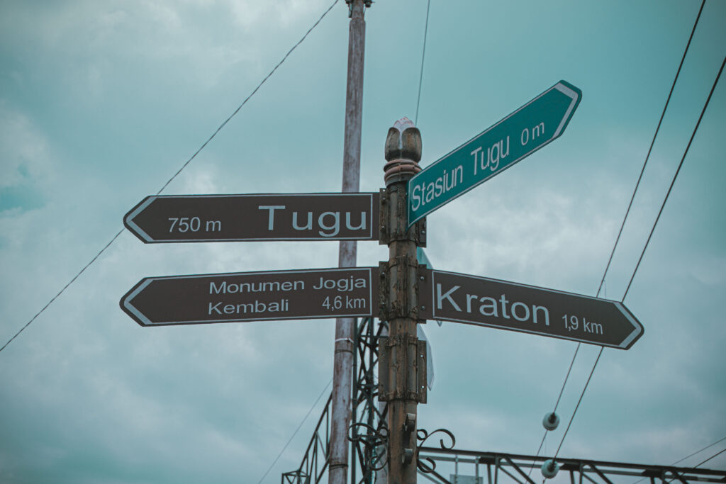 Papan penunjuk jalan menuju Tugu, Stasiun Tugu, Monumen Jogja, dan Keraton Yogyakarta